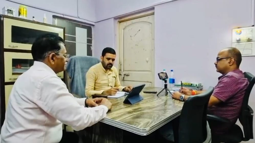 सुप्रीम कोर्ट की सुनवाई ऑनलाइन सुनते रहवासी और याचिका कर्ता