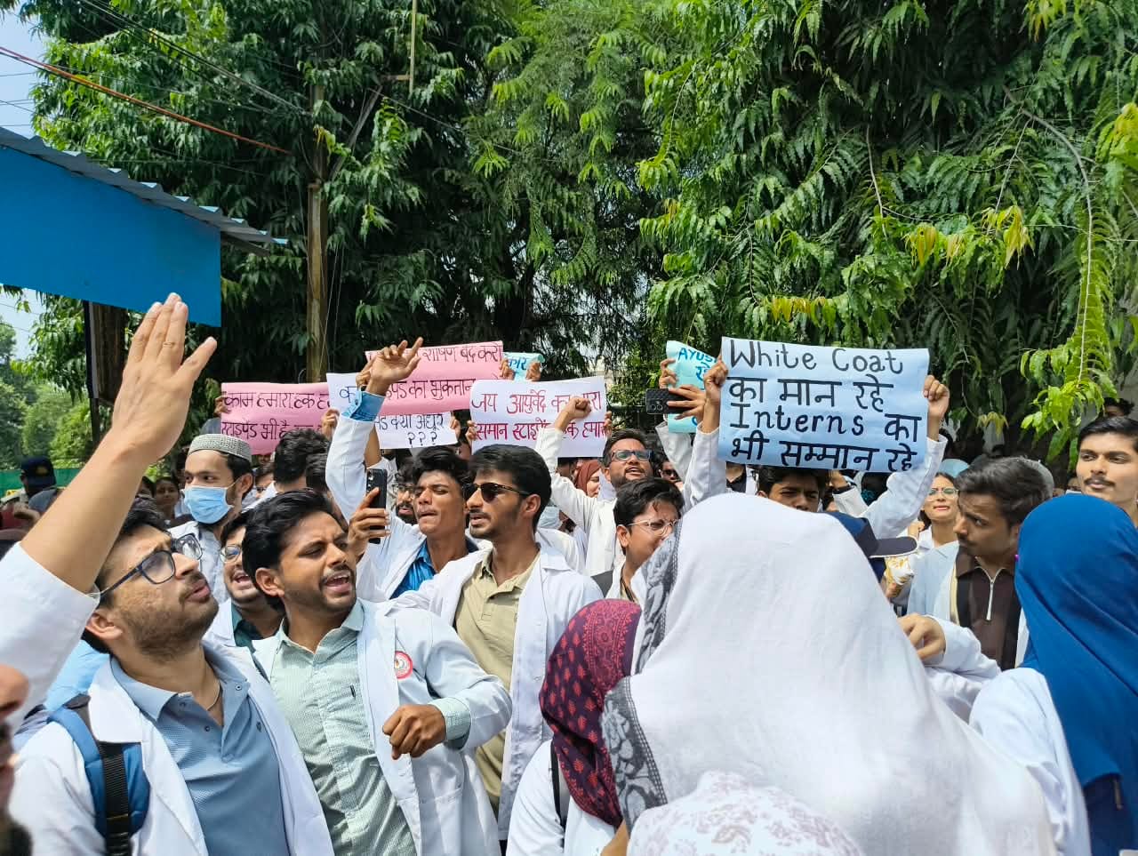 आयुष इंटर्न डॉक्टरों का विरोध प्रदर्शन