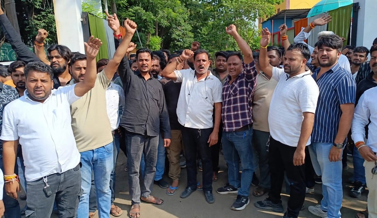 भोपाल में 2 हजार डंपरों का चक्का जाम: 4 लाख के जुर्माने पर थाने तक पहुंचा विरोध, कल सड़क रोकने की चेतावनी