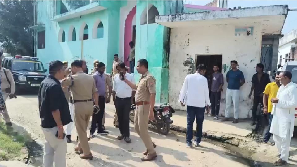 बनखला की मस्जिद के बाहर पुलिस और एकत्र लोग।