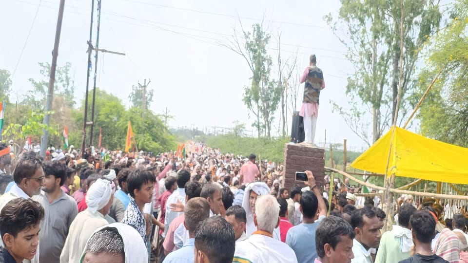 छाता शुगर मिल पर भड़के किसान