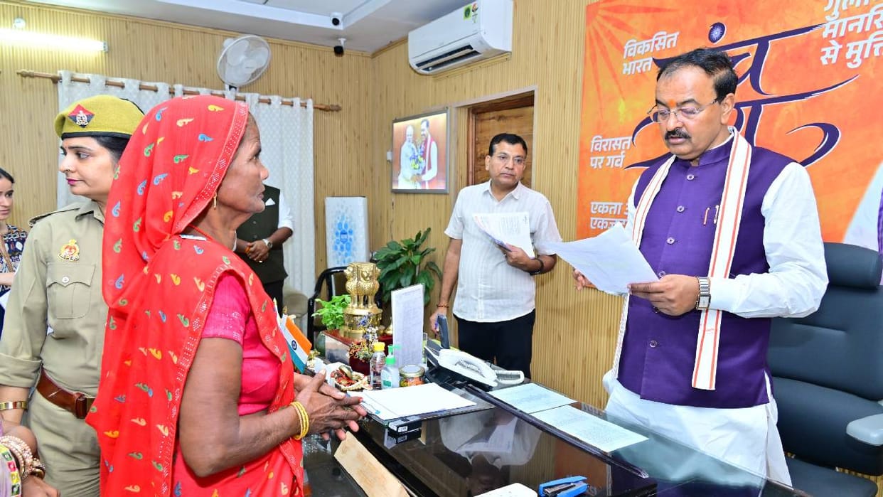 UP: El viceprimer ministro Keshav Maurya escuchó las quejas del público durante el Janta Darshan y ordenó a lo