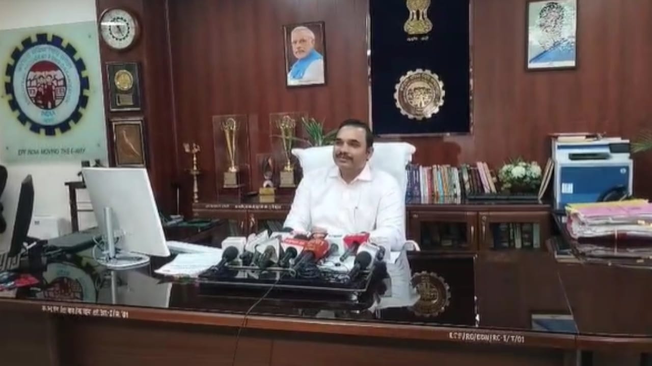 पीएफ़ओ कार्यालय में आयोजित प्रेस कांफ्रेंस में क्षेत्रीय भविष्य निधि आयुक्त-1 वीवीबी सिंह