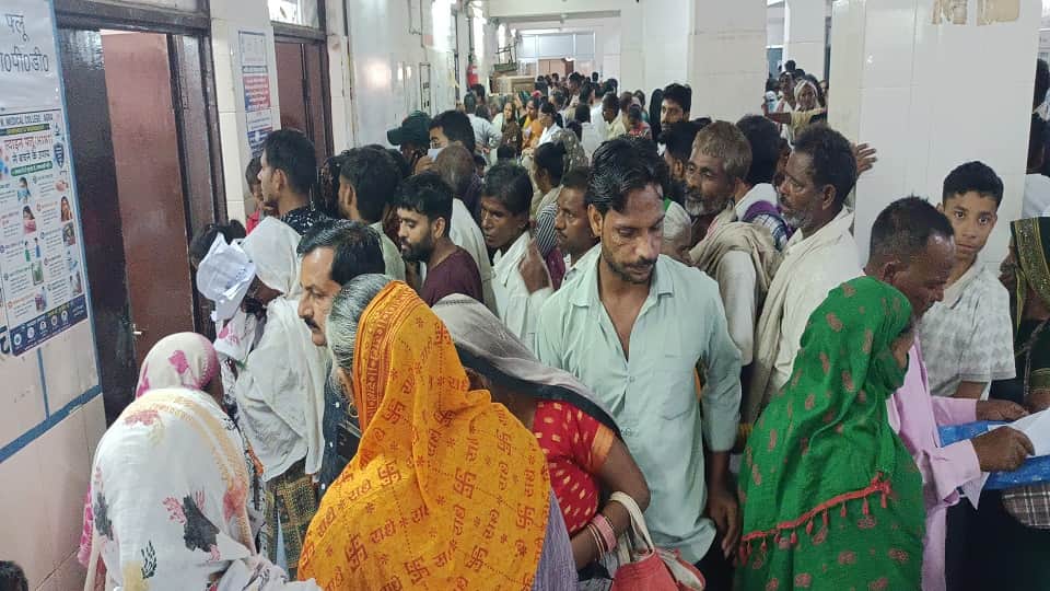 Agra SN Medical College OPD Sees 4,315 Patients Amid Long Queues and Heavy Rush