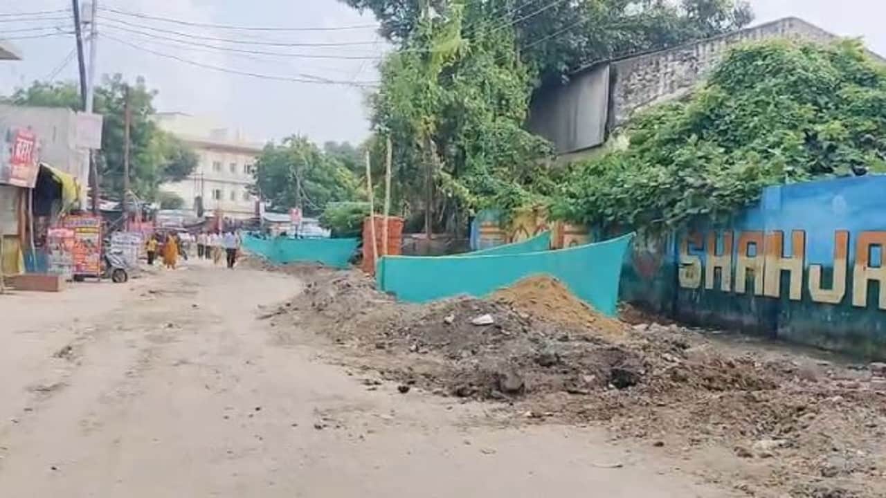 खोदाई के कारण नहीं हुआ बसों का संचालन