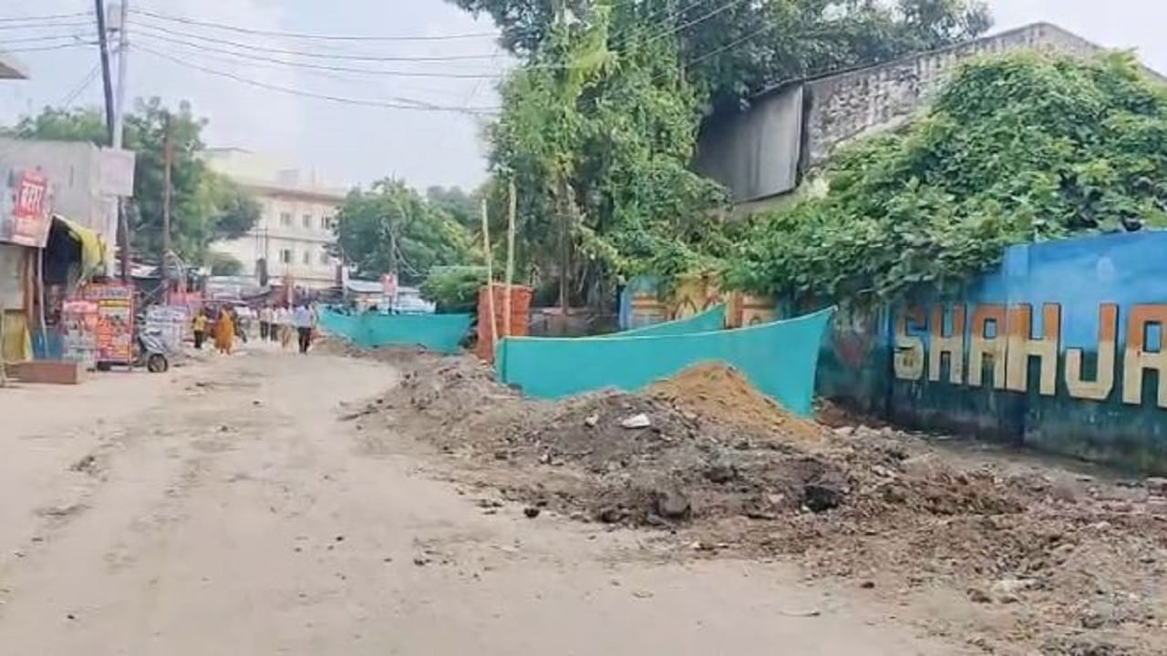 खोदाई के कारण नहीं हुआ बसों का संचालन