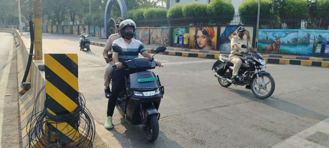 इंदौर: इंदौर में मनाया गया नो कार डे, कार छोड़ सिटी बस,ईवी बाइक से किया सफर