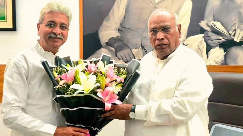 मल्लिकार्जुन खरगे से मिले राव नरेंद्र सिंह