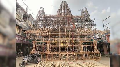 हथुआ मार्केट में कंबोडिया के अंकोरवाट स्थित विष्णु मंदिर की तर्ज पर हो रहा दुर्गा पंडाल का निर्माण