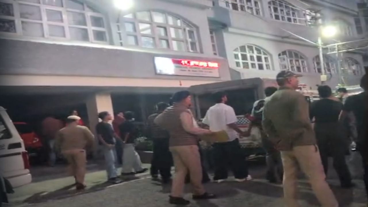 पुलिस ने सात छात्र हिरासत में लिए।
