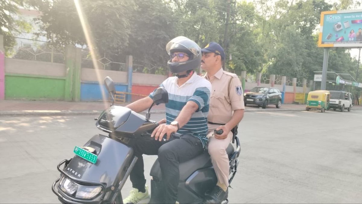 रोचक तस्वीरें: इंदौर में नेताओं, अधिकारियों ने छोड़ी कार, सोच में पड़ गई जनता...