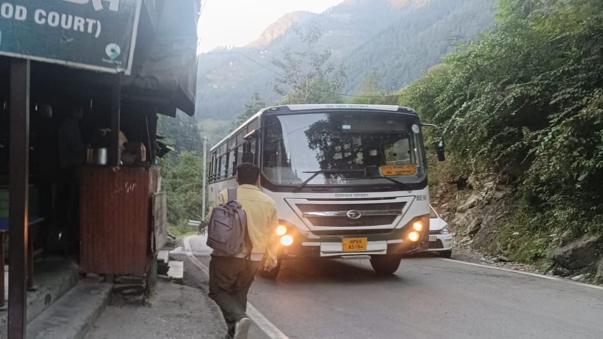 Bus services restored on Highway 305; relief for people across four districts and 69 panchayats of Outer Seraj