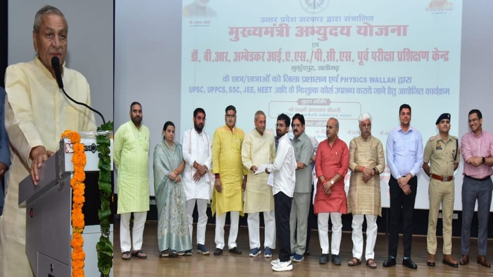 कल्याण सिंह हैबिटेट सेंटर में गन्ना विकास एवं चीनी मिलें विभाग के मंत्री लक्ष्मी नारायण चौधरी
