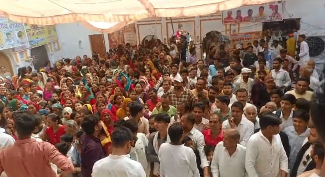 Orai Crowds thronged temples on Budhwa Mangal the ASP inspected the arrangements