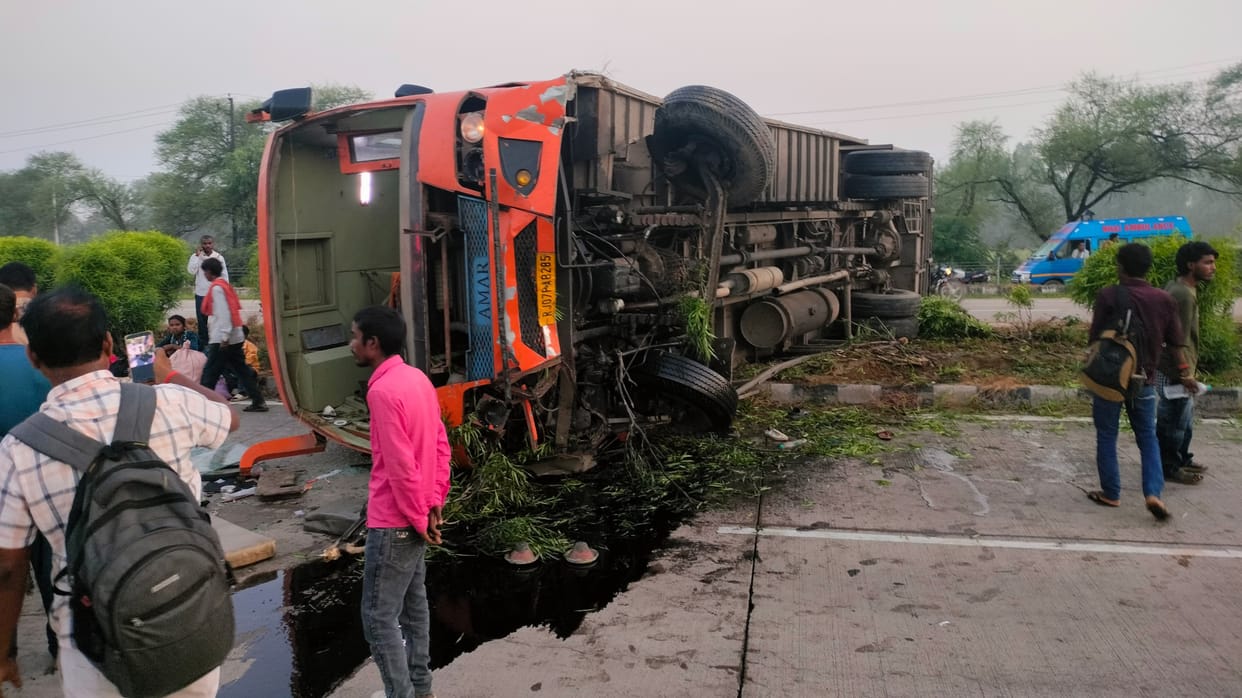 Kanpur Dehat High speed havoc on highway bus overturns after losing control half a dozen passengers injured
