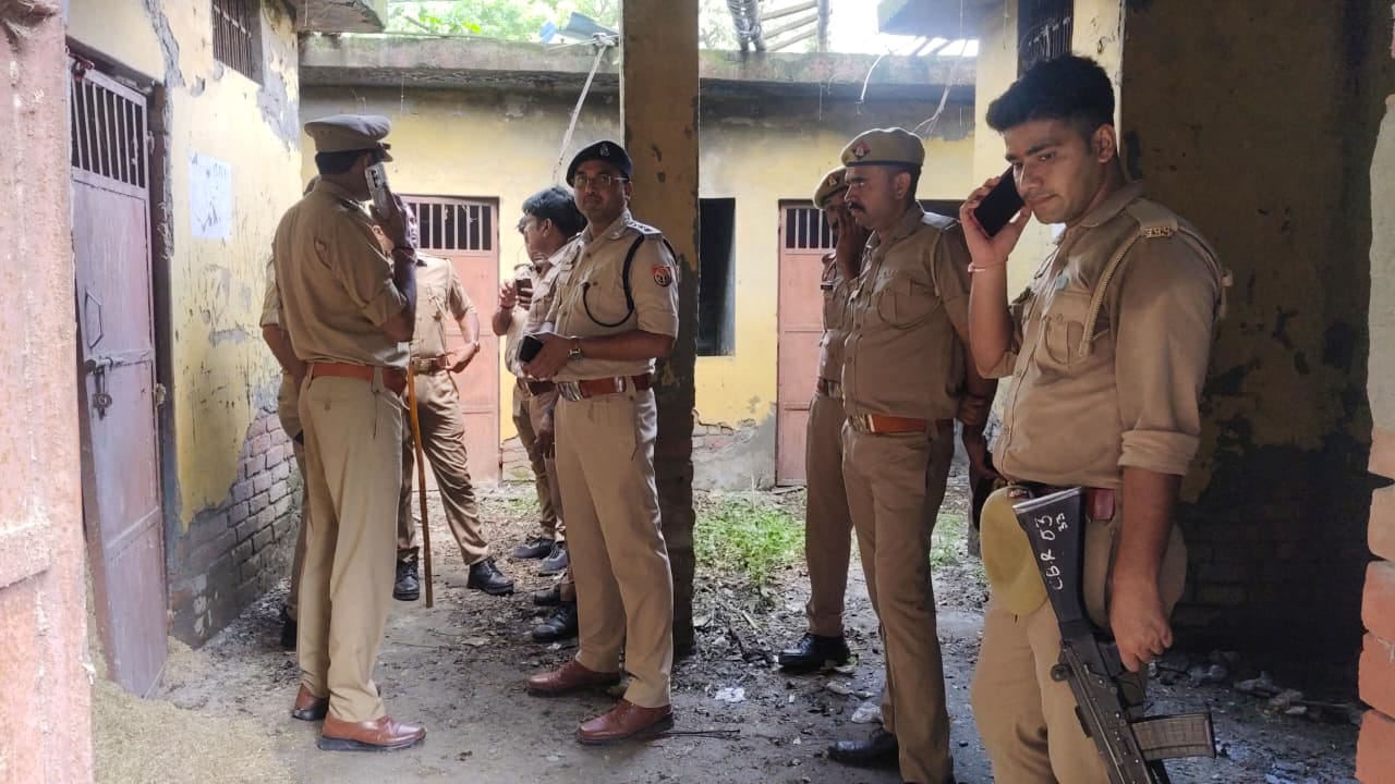 घटनास्थल पर जांच करती पुलिस