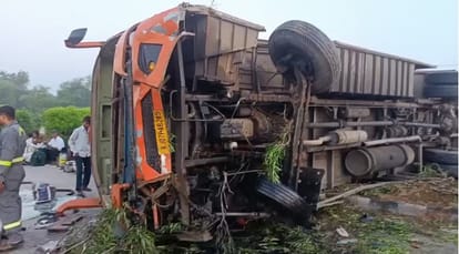 Kanpur Dehat High speed havoc on highway bus overturns after losing control half a dozen passengers injured