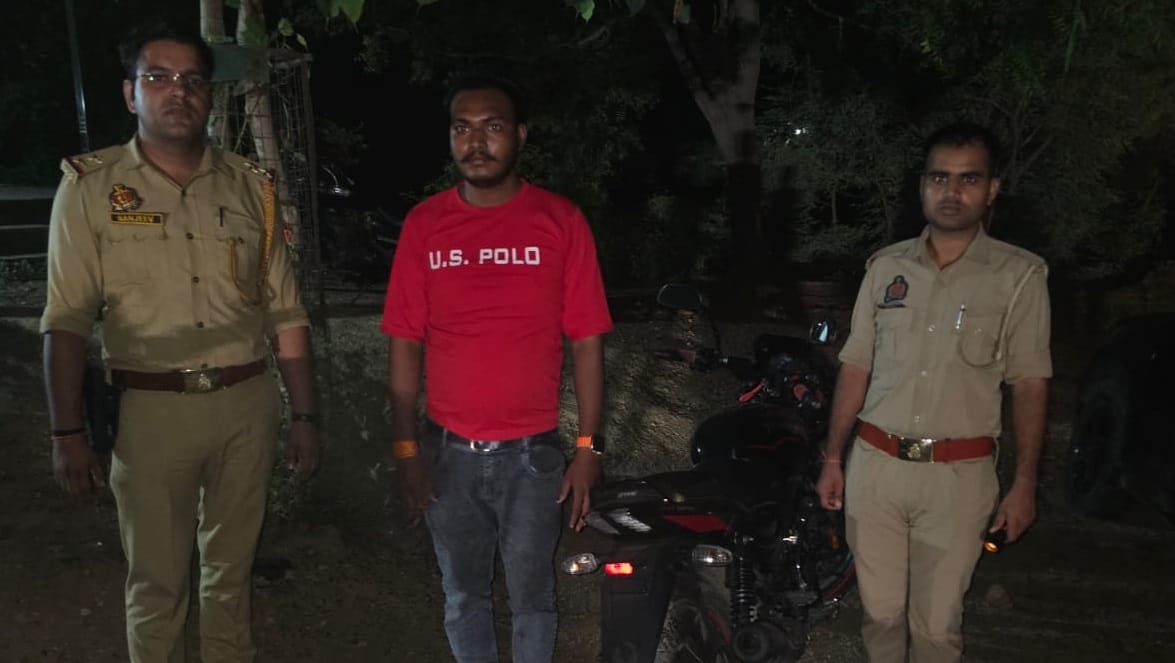 Auraiya young man ran to jump into Yamuna River at midnight police apprehended him before he reached bridge