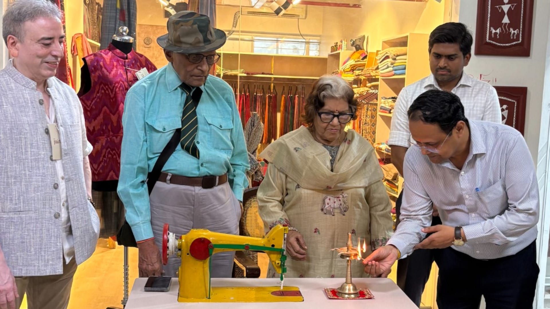 खादी बोर्ड के ज्वाइंट सीईओ सिद्धार्थ यादव और डिप्टी सीईओ एमके दिवाकर।