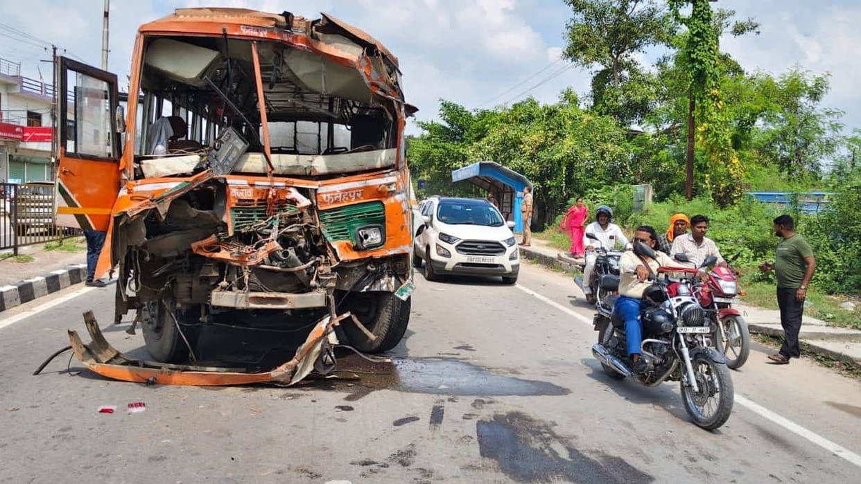 UP: Roadways bus collides with truck in Lucknow after steering failure; several injured, including driver and