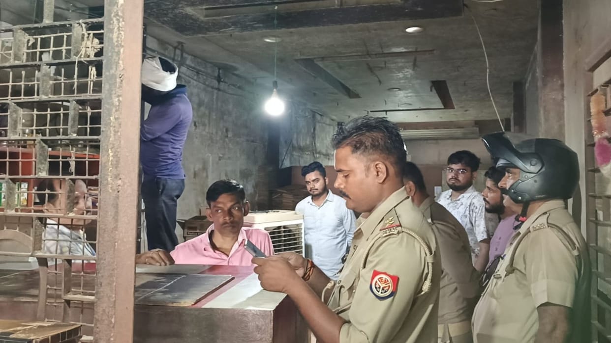 Theft at liquor shop in Chandauli after breaking through roof hatch