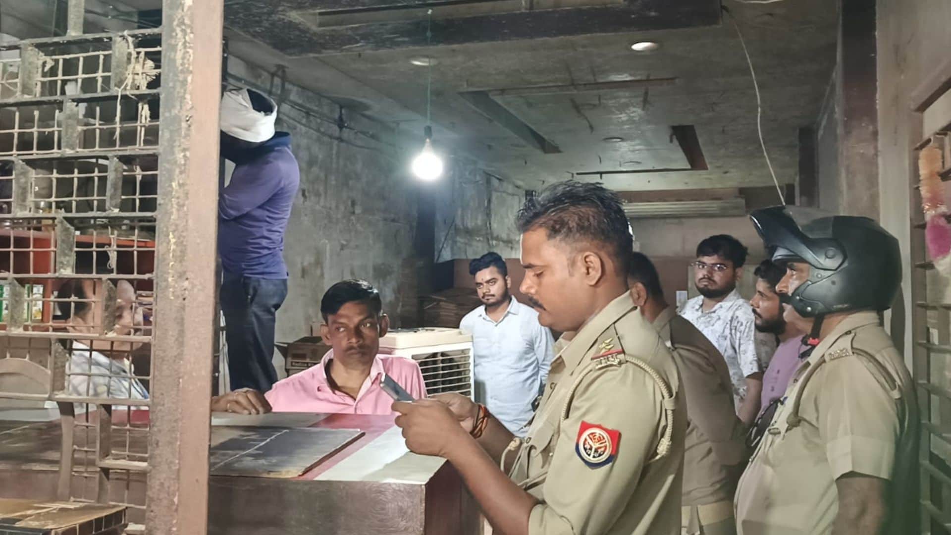 मौके पर छानबीन करती पुलिस