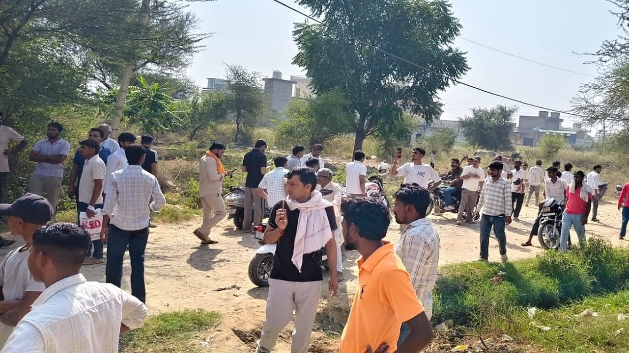 मौके पर मौजूद भीड़
