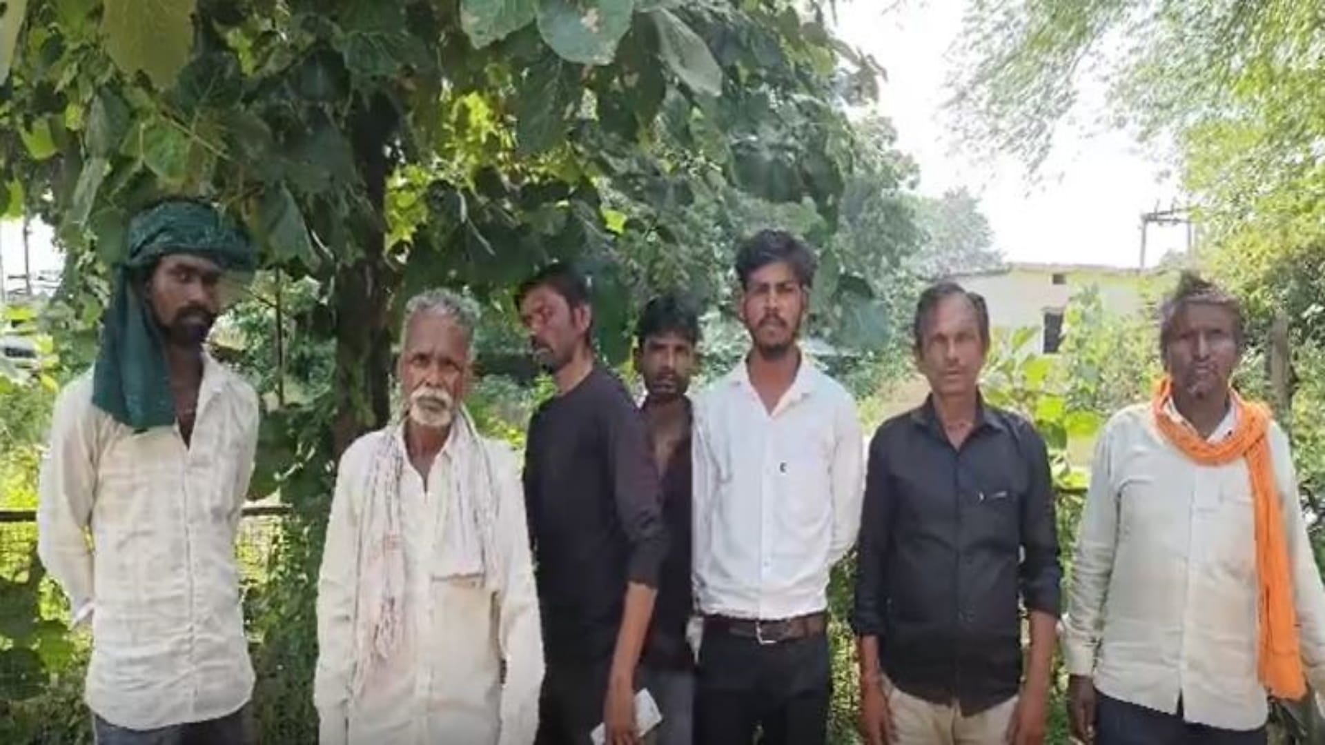 शिकायत दर्ज कराने पहुंचे बच्चों के परिजन