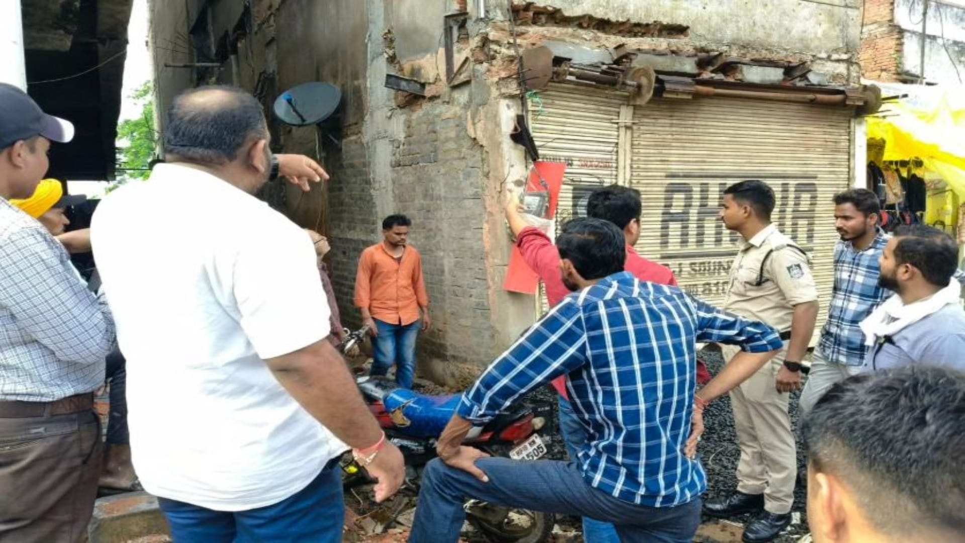 मौके पर मौजूद पुलिस