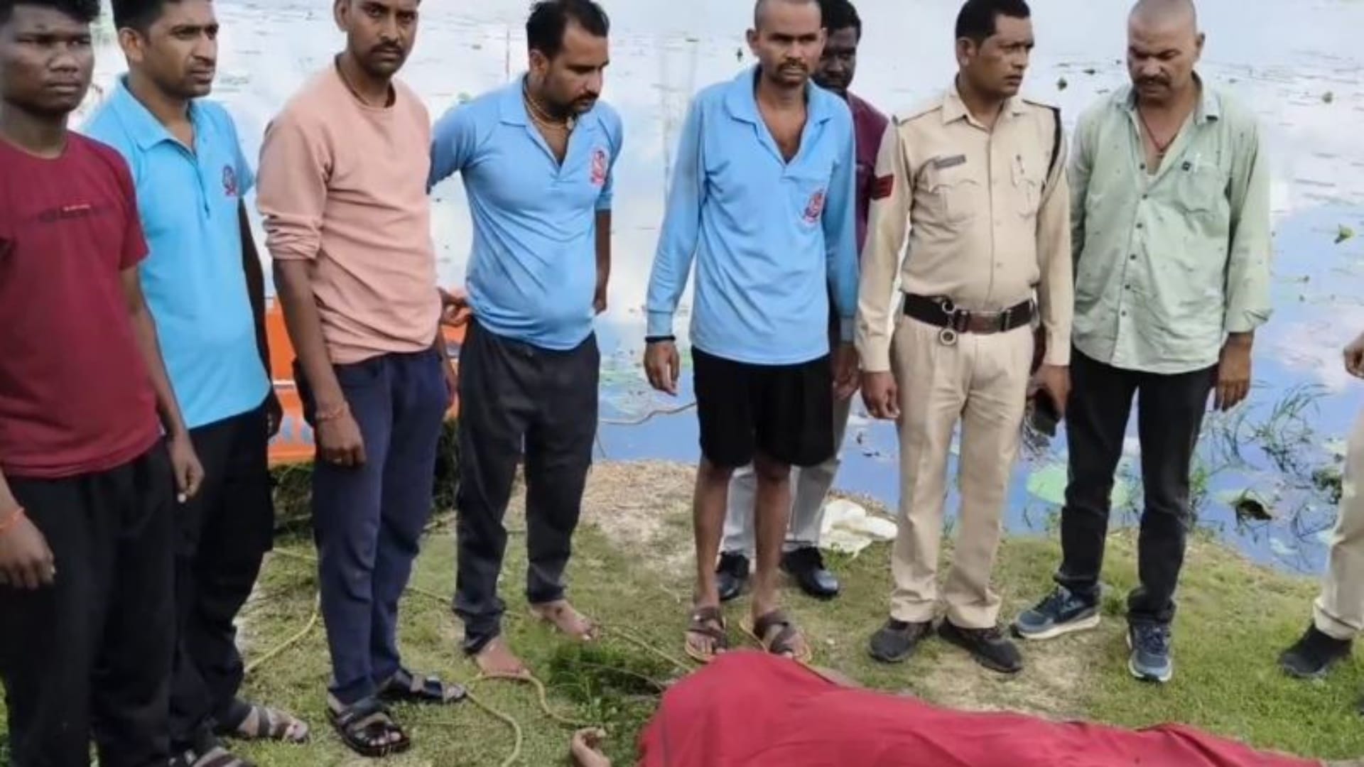 एसडीआरएफ ने तलैया से बाहर निकाला शव