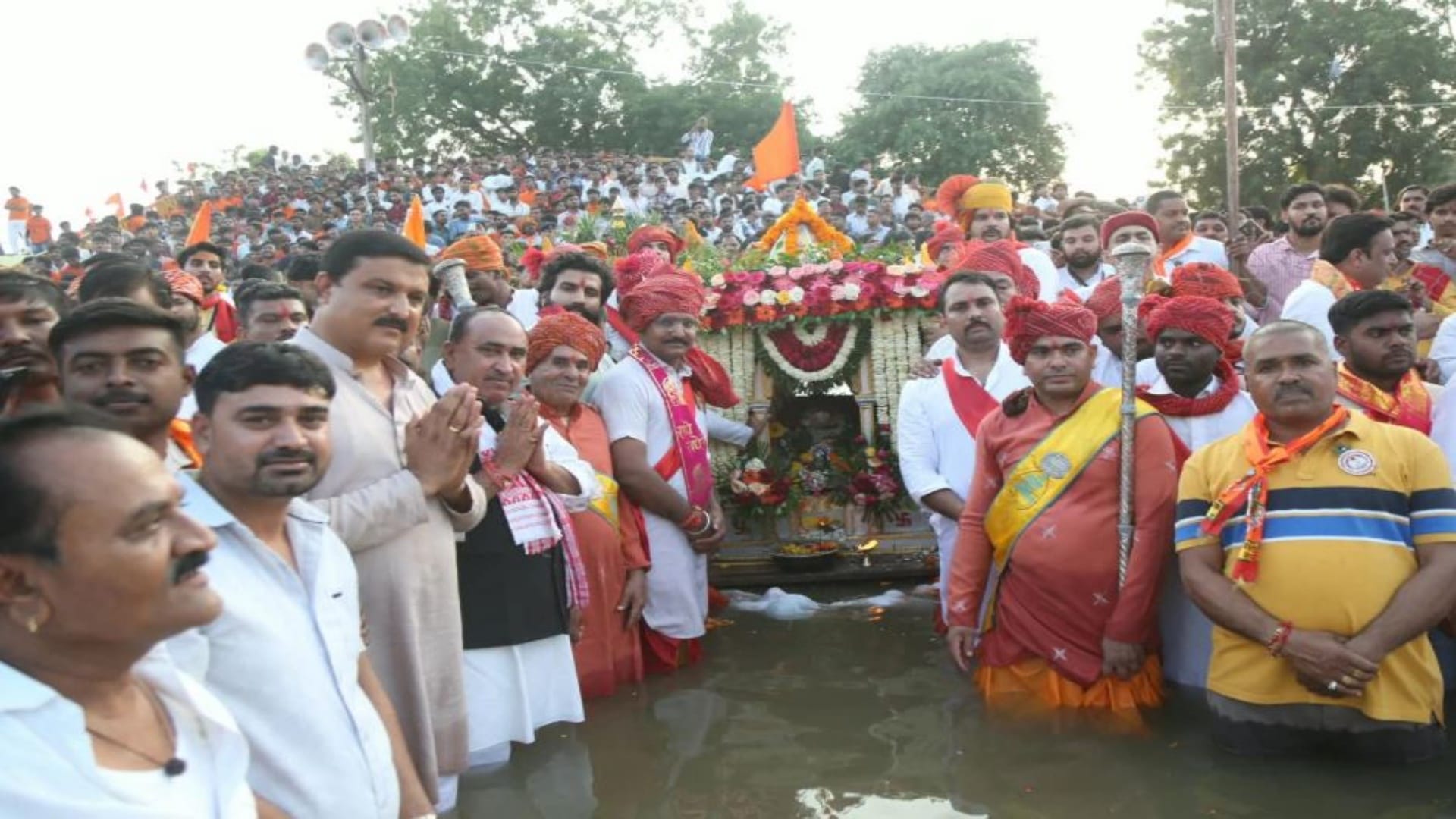 घाट पर मौजूद श्रद्धालु