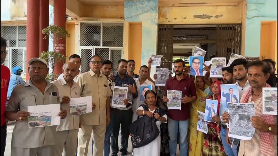 Agra Protest: Activists Shower Rose Petals on Officials Over Neglected Parks and Drains