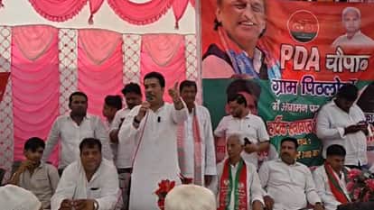 पीडीए चौपाल में बोलते वक्ता