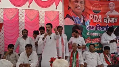 पीडीए चौपाल में बोलते वक्ता