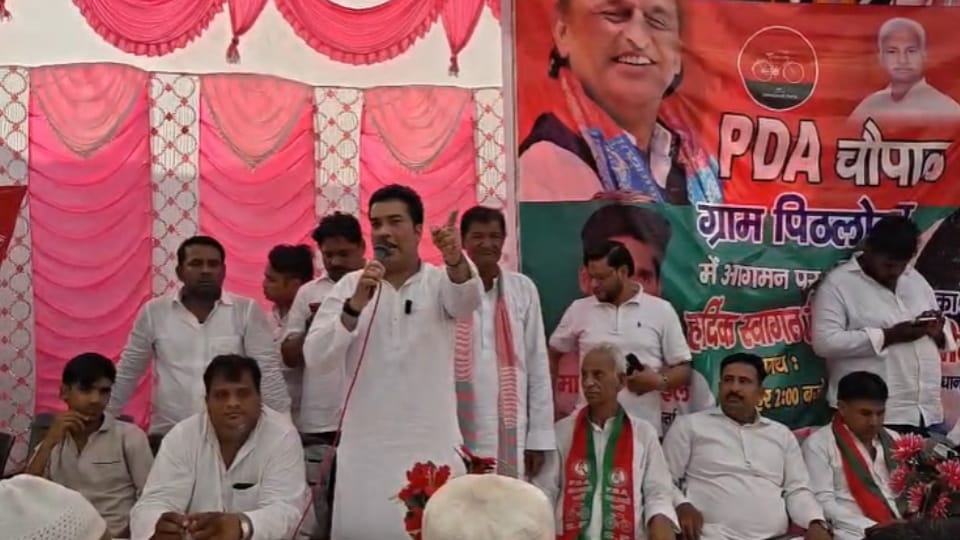 पीडीए चौपाल में बोलते वक्ता