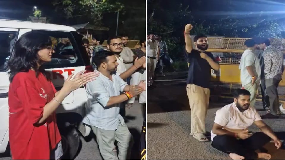 प्रदर्शन करते एबीवीपी के कार्यकर्ता