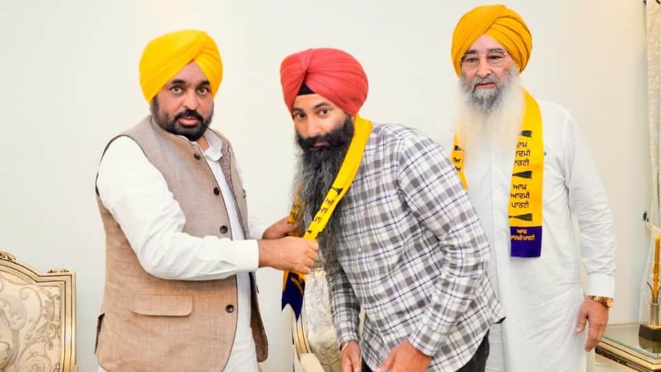 Former MLA Ravinder Brahmpura joins Aam Aadmi Party CM Bhagwant Mann welcomes Punjab election