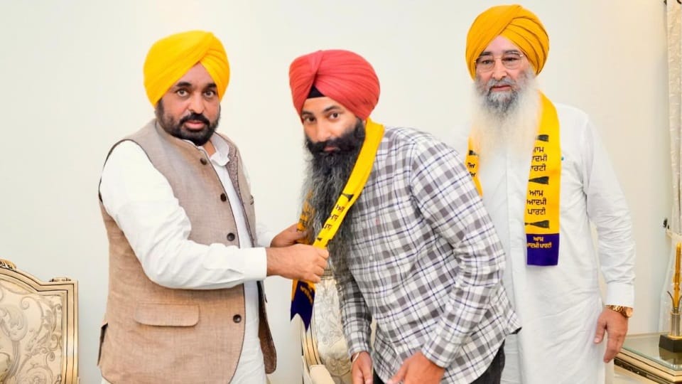 Former MLA Ravinder Brahmpura joins Aam Aadmi Party CM Bhagwant Mann welcomes Punjab election