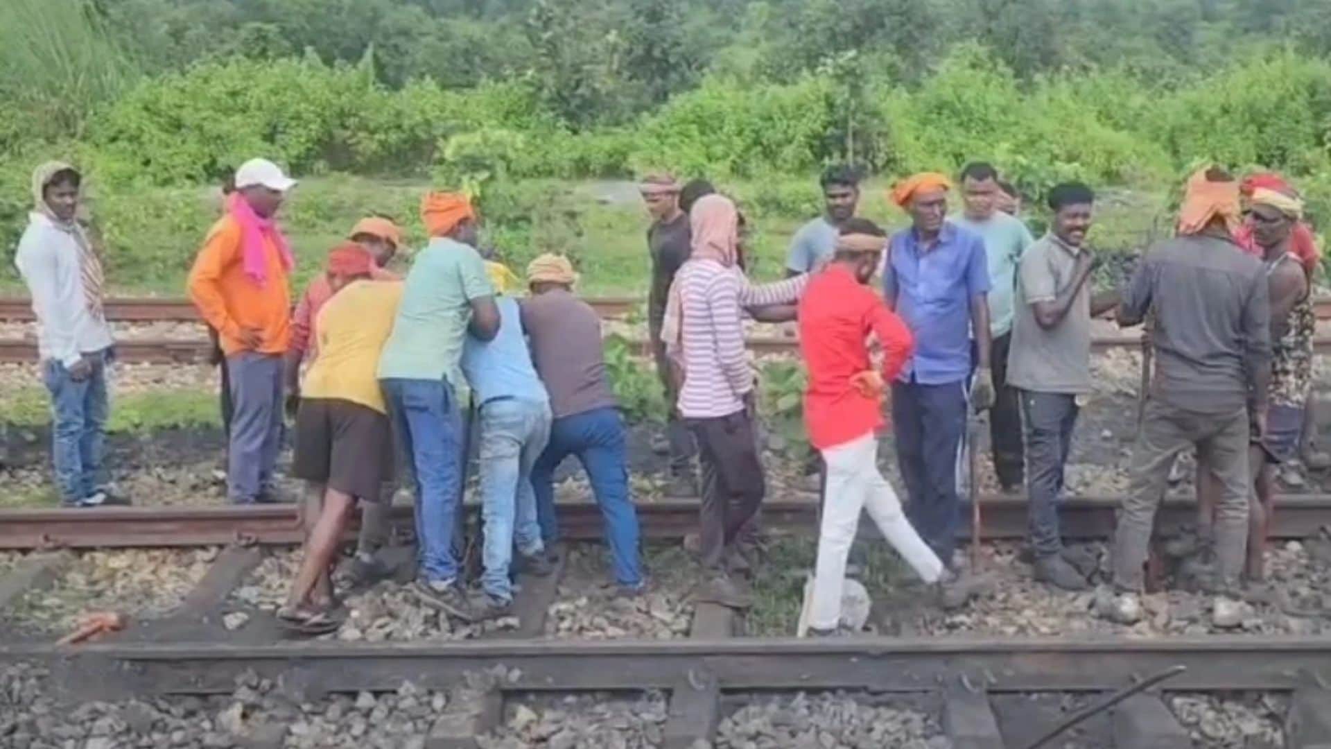 रेलवे ट्रैक दुरुस्त करते मजदूर