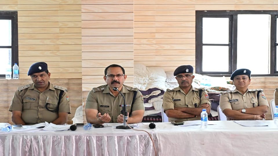 पुलिसकर्मियों को दिशा-निर्देश देते एसपी ट्रैफिक डॉ. जगदीश चंद्र।