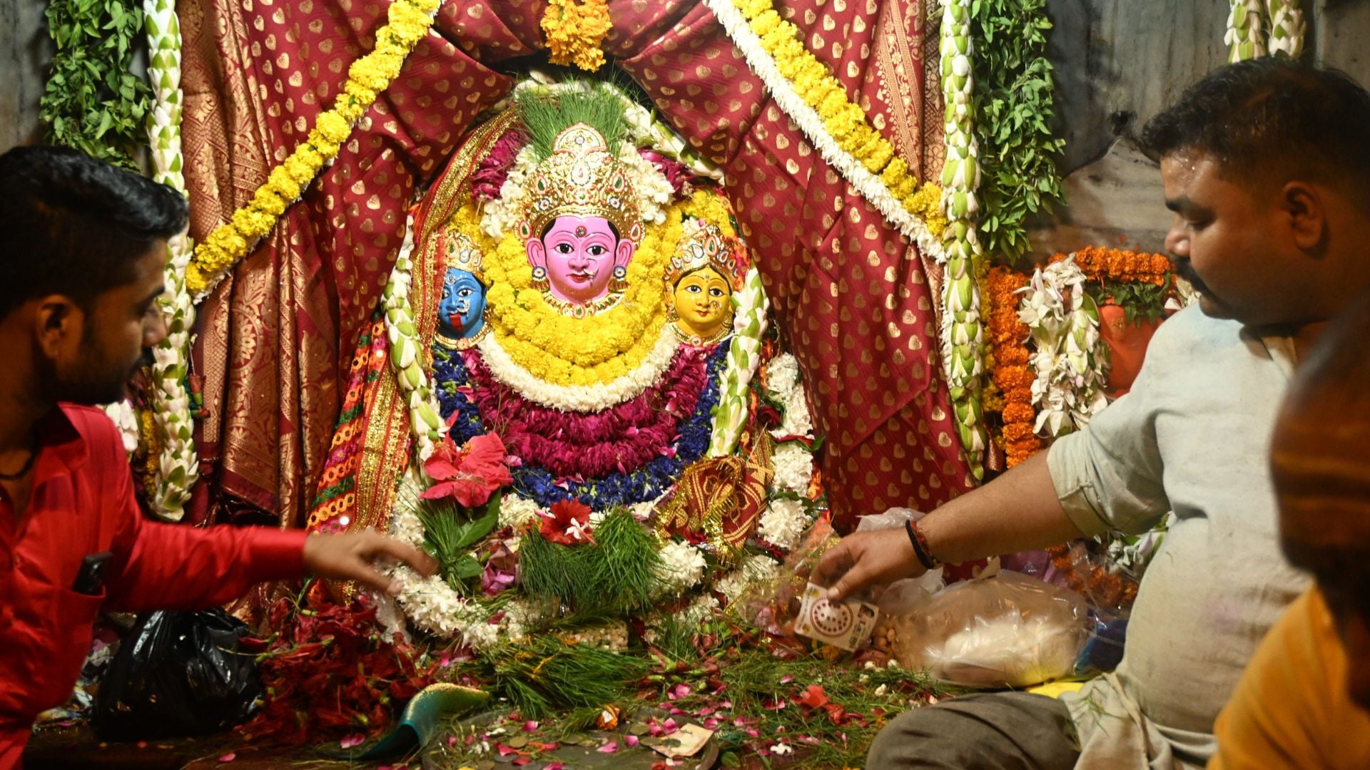 सोरहिया मेले महालक्ष्मी का आकर्षक शृंगार।