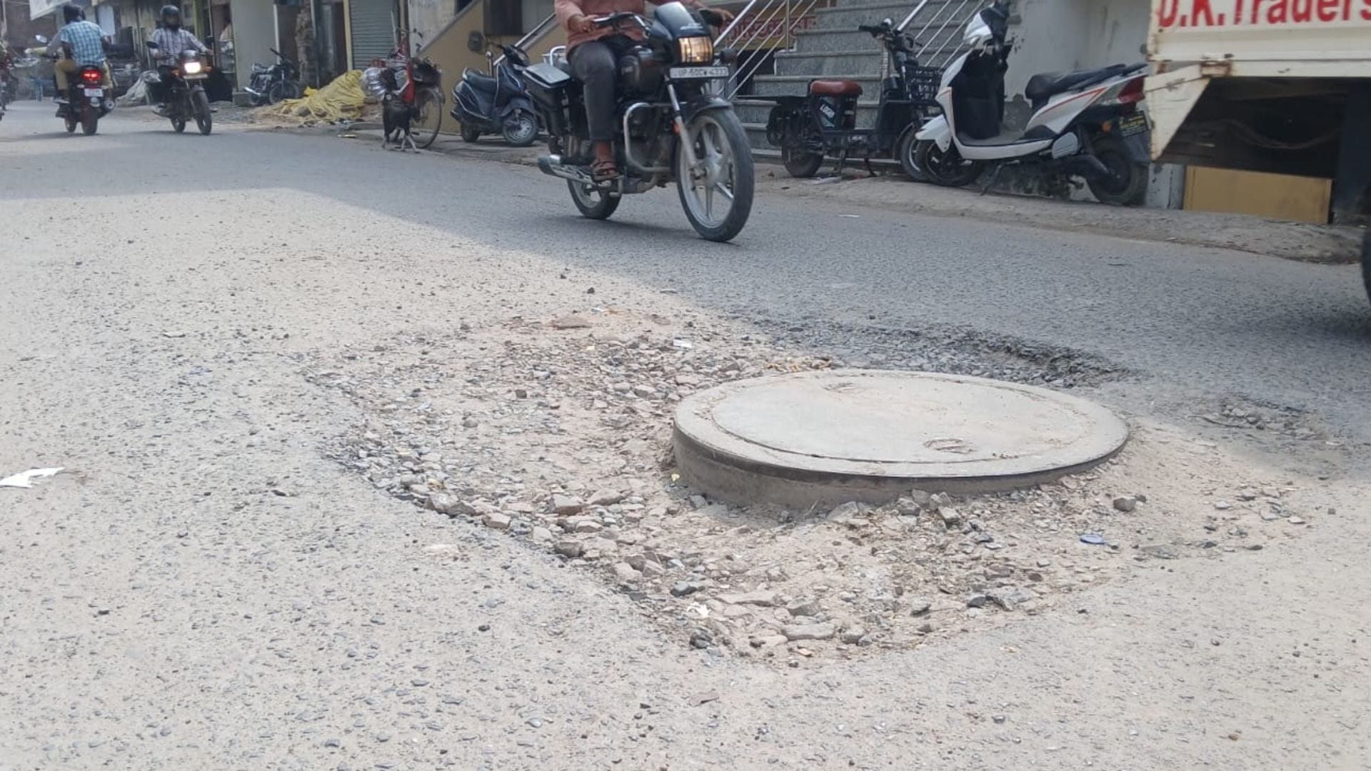 सड़क के बीच रखा सीवर का ढक्कन