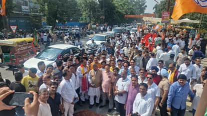 स्वागत के इंतजार में खड़े भाजपा कार्यकर्ता