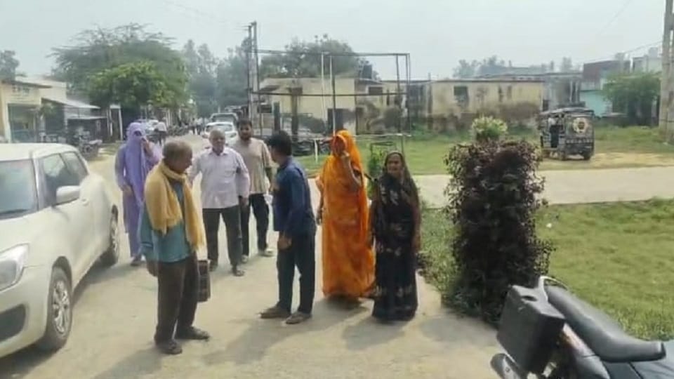 तहसील परिसर में अपने ऊपर ज्वलनशील पदार्थ डालते पीड़ित पक्ष