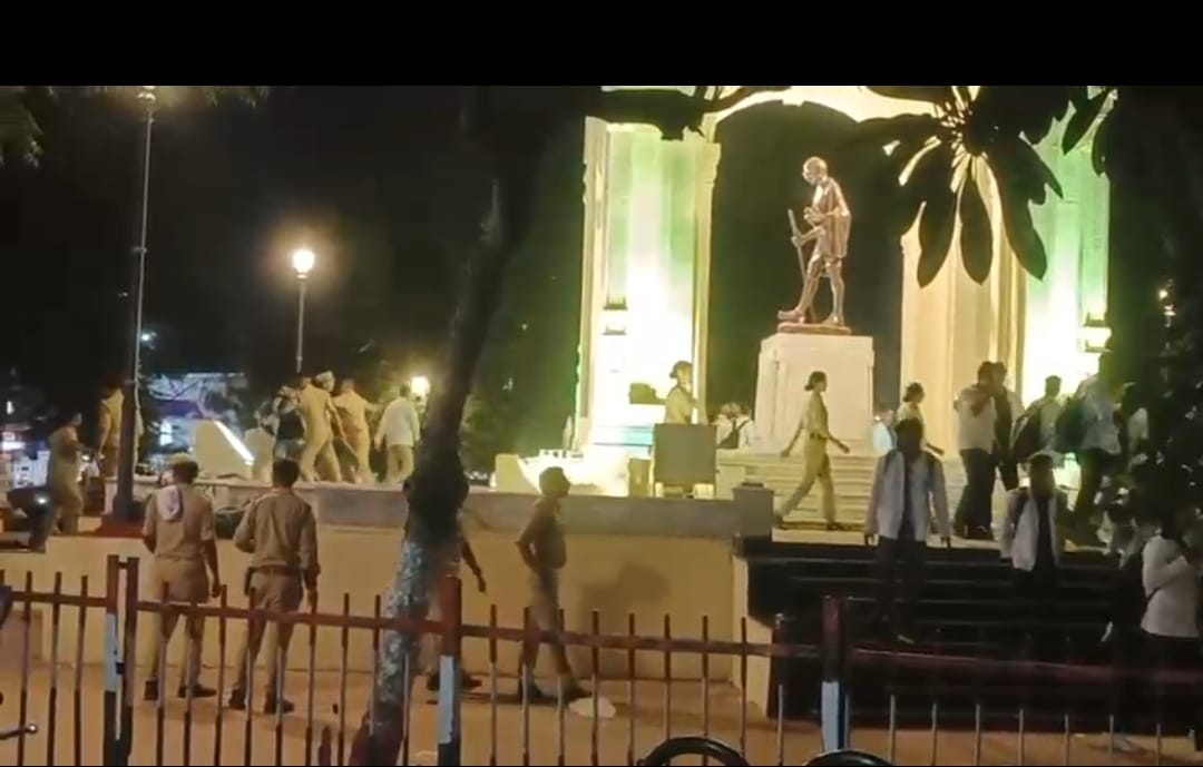 देर रात डॉक्टरों को हटाया।