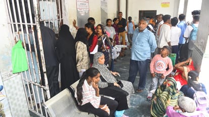 प्रधान डाकघर पर आधार कार्ड में संशोधन करवाने वालों की जुटी भीड़