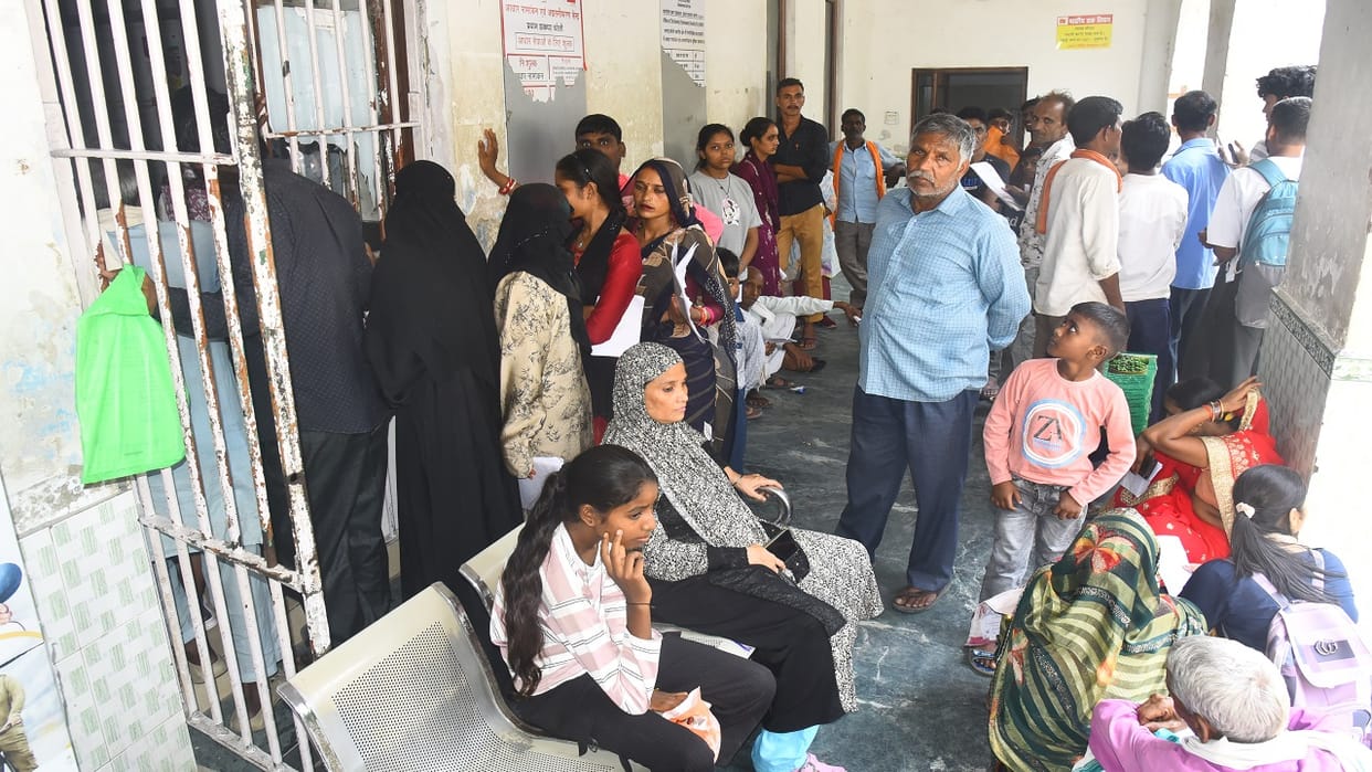Chaos at Aadhaar centers women standing in queues for hours with children in Budaun
