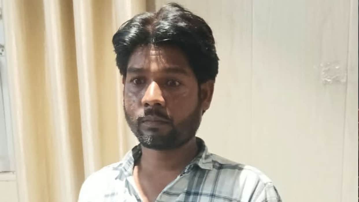 anti-corruption team arrested Lekhpal clerk in Varanasi while he accepting bribe of one lakh rupees