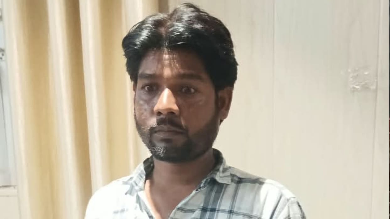 anti-corruption team arrested Lekhpal clerk in Varanasi while he accepting bribe of one lakh rupees