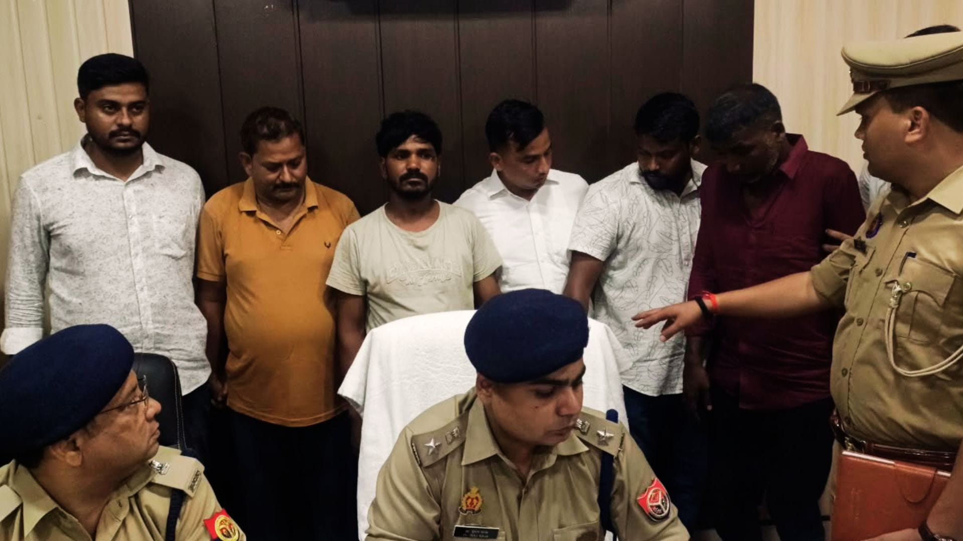 आरोपियों की जानकारी देती पुलिस।